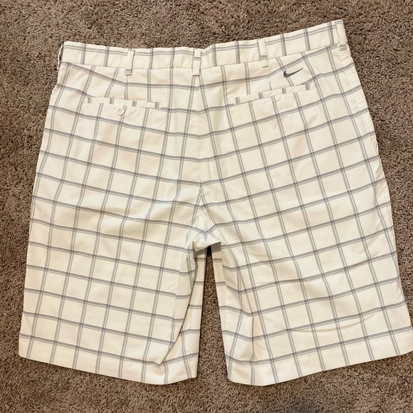 Mens Nike Golf shorts, Size 40 - Picture 3 of 3